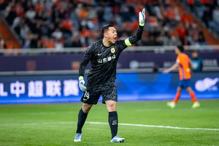 前处于待业, 他仍在等待