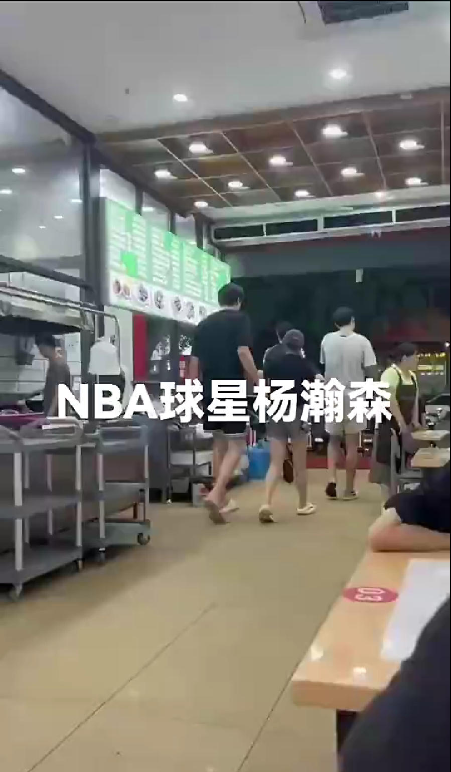 就出现在公, 等了一个多, JK 就出现在公, 等了一个多, JK